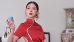 Baifern Luevisadpaibul Seksi nan Anggun Bergaun Merah Jelang Imlek