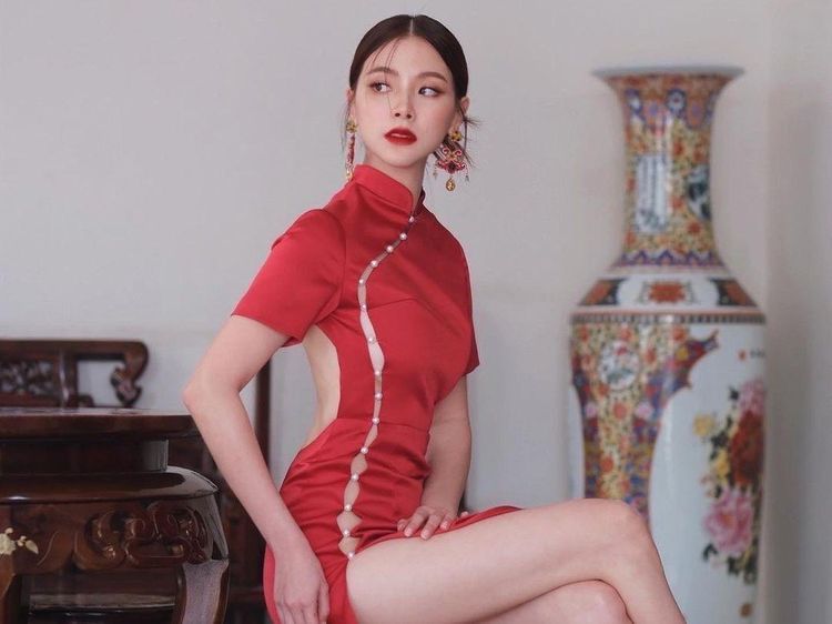 Baifern Luevisadpaibul Seksi nan Anggun Bergaun Merah Jelang Imlek