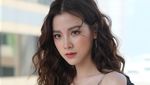 Baifern Luevisadpaibul Seksi nan Anggun Bergaun Merah Jelang Imlek