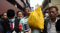 Bahkan Edy membawa baju dan peralatan mandi saat memenuhi panggilan Bareskrim Polri hari ini.  