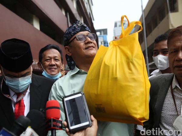 Bawa Peralatan Mandi, Edy Mulyadi Siap Diperiksa Polisi