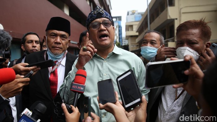 Edy Mulyadi memenuhi panggilan polisi untuk diperiksa sebagai saksi di Bareskrim Mabes Polri, Jakarta, Senin (31/1/2022).