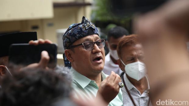 Edy Mulyadi memenuhi panggilan polisi untuk diperiksa sebagai saksi di Bareskrim Mabes Polri, Jakarta, Senin (31/1/2022).