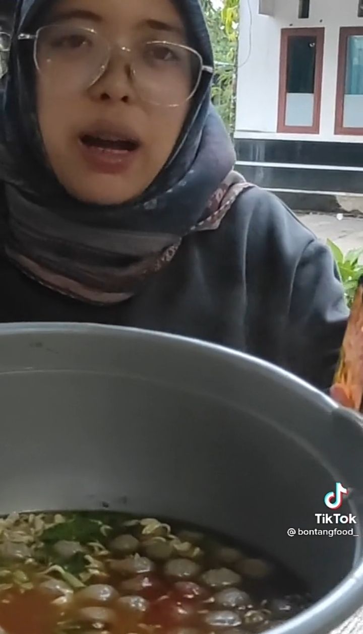 Aksi TikToker Borong Makanan Sebaskom