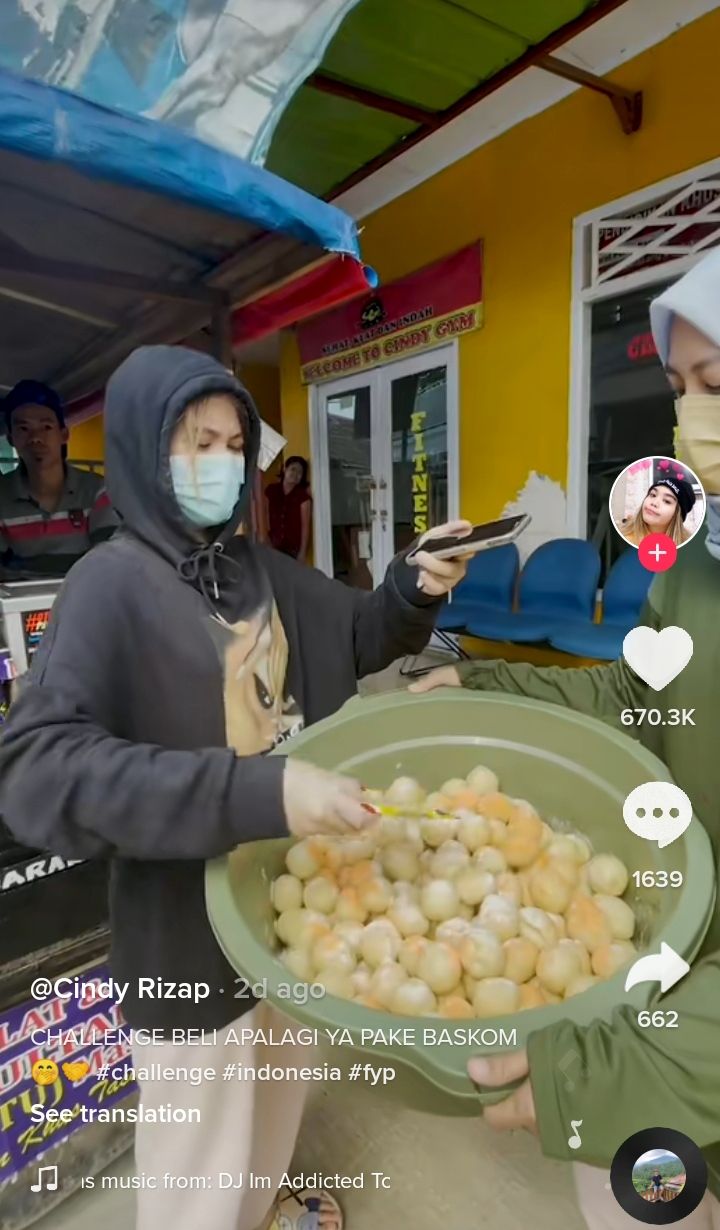 Aksi TikToker Borong Makanan Sebaskom