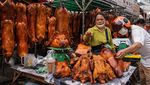 Berburu Babi Guling di Kamboja untuk Sajian Imlek