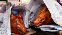 Olahan daging babi menjadi salah satu makanan khas Imlek dan disantap oleh keluarga besar. Hidangan babi dipercaya dapat membawa keberuntungan karena diibaratkan seperti kantong yang dapat menampung banyak rezeki.