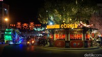 Inilah Beringin Corner, sebuah spot foto kekinian yang masih terbilang baru di Singkawang. Traveler bisa asyik selfie dengan aneka dekorasi Imlek yang cantik saat malam.