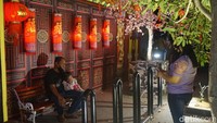 Spot foto ini ramai saat malam. Suasananya meriah dengan lampu-lampu yang menyala terang. Dekorasi di sini menyesuaikan dengan tema hari besar yang akan dirayakan.