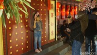 Rupanya perayaan Imlek di Singkawang bukan milik etnis atau agama tertentu saja. Semua orang turut senang merayakannya!