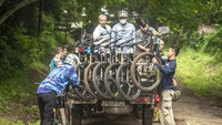 Pekerja menaikan sepeda gunung ke atas bak mobil di Gunung Pinang Bike Park, Cilegon, Banten, Minggu (30/1/2022).  