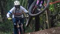Pesepeda gunung melaju di Gunung Pinang Bike Park, Cilegon, Banten, Minggu (30/1/2022). 