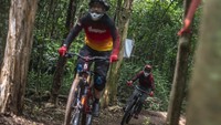 Banyak komunitas Downhill yang menghabiskan waktu liburannya dengan bersepeda di trek Gunung Pinang ini. 