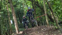 Gunung Pinang Bike Park memiliki  lintasan sepanjang 2,2 kilometer, dengan Jalur yang dipilih sebagian besar berupa turunan yang variasi kemiringannya bisa sampai sudut 50 derajat. 