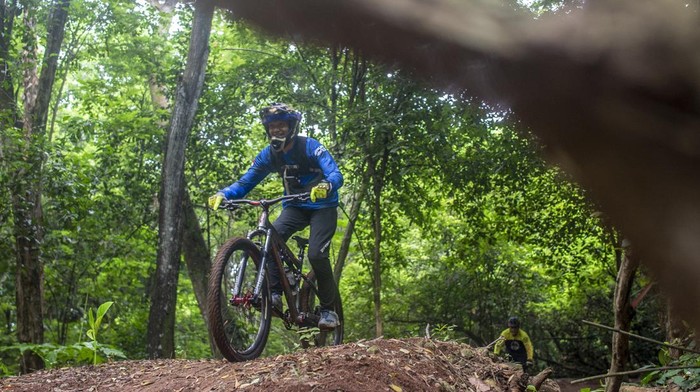 BERSEPEDA DI GUNUNG PINANG Pesepeda gunung melaju di Gunung Pinang Bike Park, Cilegon, Banten, Minggu (30/1/2022). Gunung Pinang Bike Park merupakan lokasi bagi para penggemar sepeda gunung yang menawarkan empat ss (special stage) dengan karakter yang berbeda yaitu enduro dan downhill. ANTARA FOTO/Muhammad Adimaja/foc.