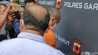 Usai ditangkap polisi, Ocol kini mendekam di sel tahanan Mako Polres Garut. Dia dijerat pasal berlapis dengan ancaman hukuman bui seumur hidup.