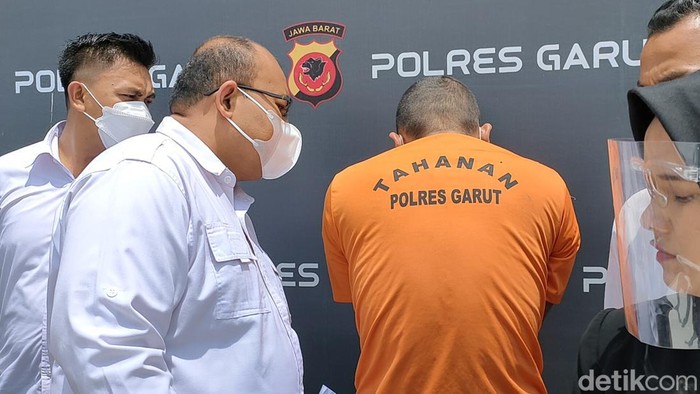 Bunuh Teman Sendiri dan Buron 2 Bulan, Preman di Garut Diborgol Polisi WD alias Ocol, preman kampung asal Garut akhirnya tertangkap usai buron dua bulan. Dia berurusan dengan polisi perkara membunuh temannya sendiri.