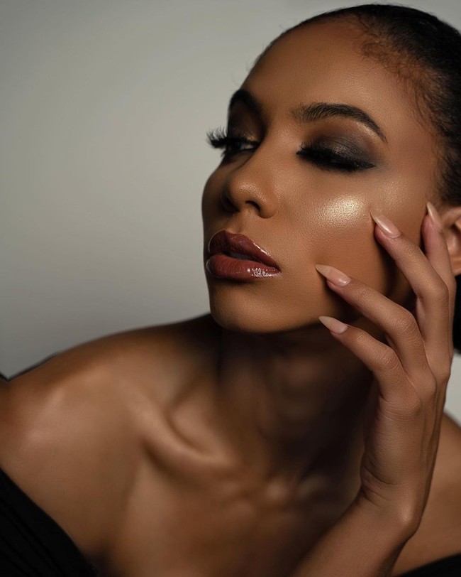 Satu jam sebelum melompat, wanita itu mengunggah postingan foto ini di Instagram bertuliskan Semoga hari ini membawamu ketenangan dan kedamaian. Ia juga masih aktif di media sosial sehari sebelumnya.Foto: Instagram @chesliekryst