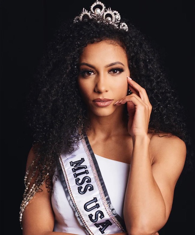 Miss USA 2019 Cheslie Kryst dinyatakan meninggal dunia setelah loncat dari lantai 60 apartemennya di Kota New York. Cheslie Kryst ditemukan sudah tidak bernyawa di jalanan sekitar pukul 7:15. Sebelumnya ia terakhir kali terlihat di salah satu teras lantai 29 gedung tersebut. Cheslie sendiri tinggal di lantai sembilan. Foto: Instagram @chesliekryst