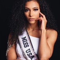 Miss USA 2019 Cheslie Kryst dinyatakan meninggal dunia setelah loncat dari lantai 60 apartemennya di Kota New York. Cheslie Kryst ditemukan sudah tidak bernyawa di jalanan sekitar pukul 7:15. Sebelumnya ia terakhir kali terlihat di salah satu teras lantai 29 gedung tersebut. Cheslie sendiri tinggal di lantai sembilan. Foto: Instagram @chesliekryst
