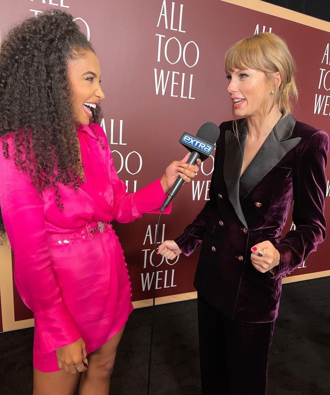 Sebagai koresponden atau presenter Extra Tv, ia cukup sering mewawancarai orang terkenal, seperti Taylor Swift dan Denzel Washington. Foto: Instagram @chesliekryst