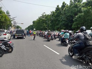 Frontage Jalan A Yani Surabaya Macet Karena Ada Demo