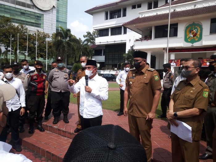 Edy dan Bobby temui pendemo di kantor Walkot Medan (Datuk-detikcom)