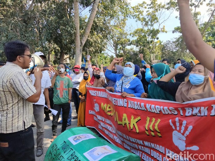 Emak-emak geruduk kantor Walikota Tanjungbali