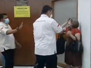 Viral Emak-emak Ngamuk-Terjatuh di Ruang Sidang, PN Jaksel Beri Penjelasan