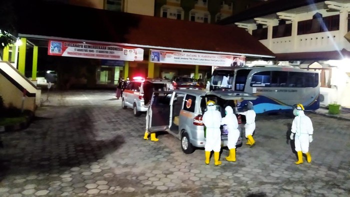 Petugas mengevakuasi puluhan siswa dan guru sekolah di Sleman yang terpapar COVID-19.