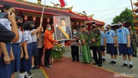 Penyerahan dilakukan Ketua MWC NU Kecamatan Muntilang Bambang Mulyono dan diterima Ketua TITD Hok An Kiong Budi Raharjo. Foto Gus Dur tersebut selanjutkan dipasang di Kelenteng Hok An Kiong yang berada di Jalan Pemuda No 100, Muntilan, Kabupaten Magelang.