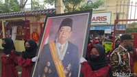 Menurut Bambang, penyerahan foto Gus Dur ini merupakan simbolik bagi warga NU untuk menjaga toleransi umat beragama di Muntilan.