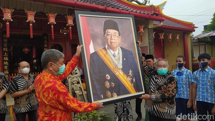 Warga NU Mutilan, Magelang, memberikan potret Gus Dur pada Kelenteng Hok An Kiong. Pemberian foto Gus Dur tersebut dilakukan bersamaan dengan Harlah NU ke-96.
