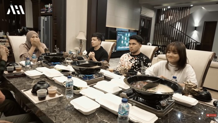 Fuji dan Thariq Pacaran, Ini Momennya Makan Hot Pot Bareng Atta-Aurel