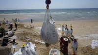 Kelompok aksi lingkungan Greenpeace cabang Thailand mengatakan tumpahan itu adalah yang kedua melibatkan Star Petroleum setelah insiden pada 1997. (AP/Sakchai Lalit)