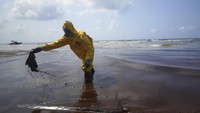 Kebocoran dihentikan dalam beberapa jam, kata perusahaan itu. Tetapi upaya untuk mencegah tumpahan minyak mencapai Pantai Mae Ramphueng di provinsi Rayong tenggara Bangkok tidak berhasil. Beberapa minyak mulai tumpah ke pasir, Sabtu (29/1/2022) pagi. AP/Nava Sangthong