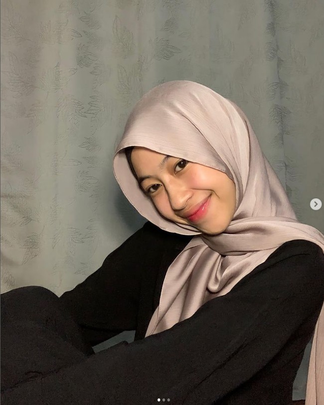 Adiba tampil memesona ketika mengenakan hijab silk warna nude yang disampirkan ke belakang dan dibentuk rapi. Ia mengenakan inner hijab warna hitam agar bagian rambut tidak terlihat. Foto: Dok. Instagram @adiba.knza.