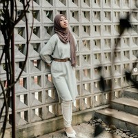 Hijab plisket yang hits dikalangan hijabers dipakai Adiba dengan cara dililit ke atas kepala dan disampirkan ke sebelah kiri. Ia memadukan hijabnya dengan tunik knit warna baby green dan mini heels putih. Foto: Dok. Instagram @adiba.knza