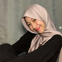 Adiba tampil memesona ketika mengenakan hijab silk warna nude yang disampirkan ke belakang dan dibentuk rapi. Ia mengenakan inner hijab warna hitam agar bagian rambut tidak terlihat. Foto: Dok. Instagram @adiba.knza.