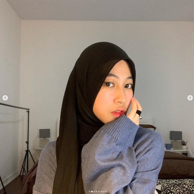 Umi Pipik menegaskan belum ada obrolan soal menikah dengan Adiba dan Egy. Pasangan yang berusia muda itu masih sama-sama mempersiapkan mental. Mereka belum ada obrolan ke sana, masih saling mempersiapkan diri masing-masing untuk menikah. Itu bukan hanya kesiapan materi, Adiba sudah siapkah jadi istri? Mental harus disiapkan. Egy siapkah jadi suami yang akan membimbing istrinya? Belum ada obrolan (soal pernikahan), beber Umi Pipik. Foto: Dok. Instagram @adiba.knza