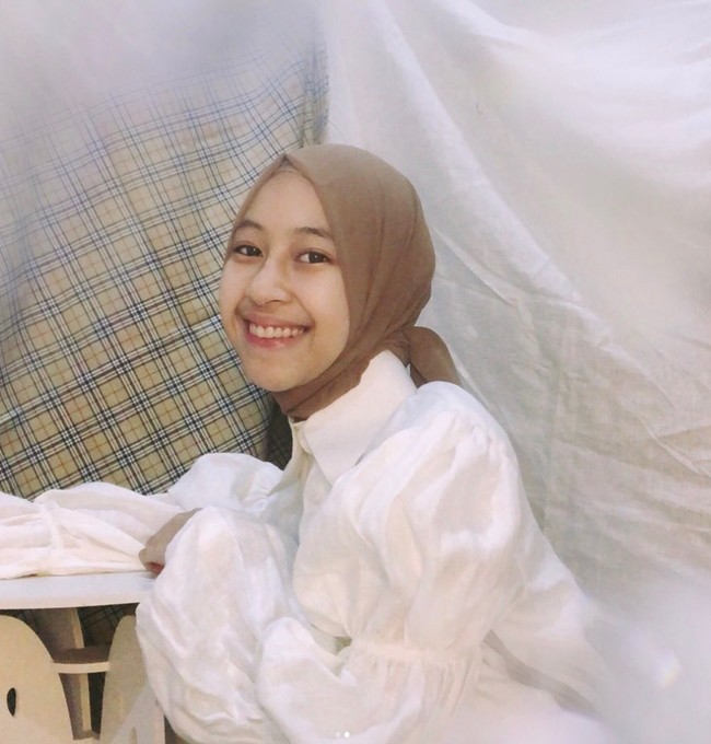 Selain hijab pashmina yang menjadi andalannya, Adiba juga memakai hijab segi empat dalam berbagai kegiatan. Kali ini, Adiba Khanza mengenakan hijab segi empat mocca dipadu dengan atasan wara putih dengan detail kerut di bagian lengan. Foto: Dok. Instagram @adiba.knza.