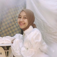 Selain hijab pashmina yang menjadi andalannya, Adiba juga memakai hijab segi empat dalam berbagai kegiatan. Kali ini, Adiba Khanza mengenakan hijab segi empat mocca dipadu dengan atasan wara putih dengan detail kerut di bagian lengan. Foto: Dok. Instagram @adiba.knza.