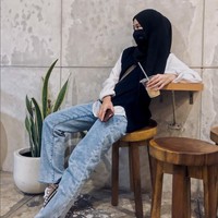Adiba tampil casual saat berada di coffee shop. Adiba menjadikan vest hitam sebagai luaran dipadu dengan kemeja putih, celana jeans dan sepatu converse. Foto: Dok. Instagram @adiba.knza.