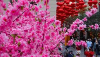 Imlek memang identik dengan lampion berwarna merah. Warna merah pada perayaan Imlek sendiri punya makna keberuntungan dan keberanian berdasarkan feng shui. AP Photo/Vincent Yu.