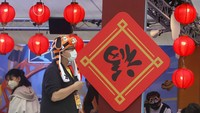 Jelang sehari perayaan, suasana Imlek juga sudah terasa di Taiwan. Lampion hingga pernak-pernik Imlek terlihat di sejumlah tempat. AP Photo/Chiang Ying-ying.