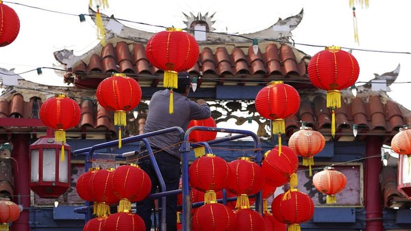 Keberadaan lampion itu tidak dapat dipisahkan dari tradisi perayaan tahun baru China atau Imlek. AP Photo/Damian Dovarganes