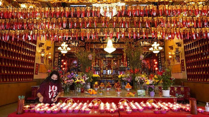 Imlek identik dengan lampion. Selain vihara, lampion juga dipasang di rumah, jalan hingga tempat umum. Begini penampakan cantiknya nyala lampion Imlek.