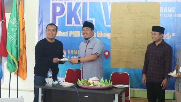 Ketua Gerindra Jatim Anwar Sadad merayakan hari lahir (Harlah) Nahdlatul Ulama (NU) bersama mahasiswa di Bondowoso. Menurut Sadad, momentum hari lahir NU harus dimaknai sebagai kembali pada spirit kelahirannya.