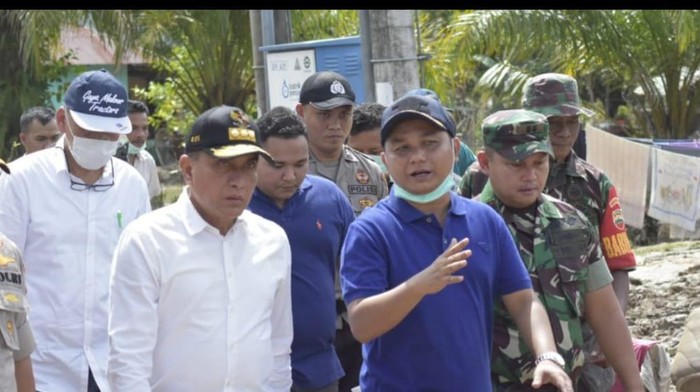 Gubsu Edy Rahmayadi Bersama Bupati Tapteng Saat Meninjau Banjir Tahun 2020 (istimewa)