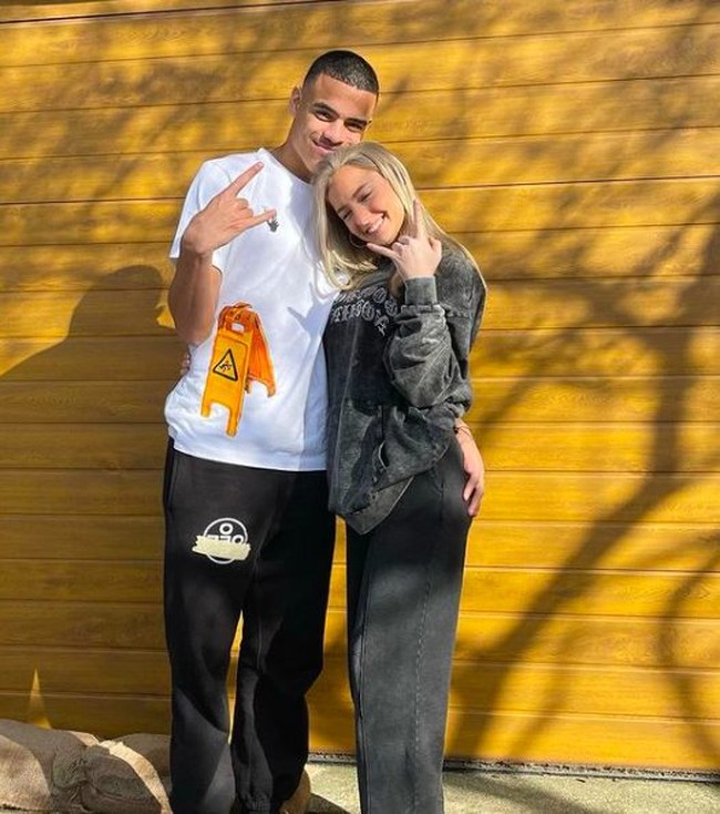 Wanita kelahiran Yorkshire, 12 Februari 2001 itu kerap mengunggah foto-foto mesranya dengan Mason Greenwood sebelum mengaku dianiaya sang kekasih. Namun kini dia hanya menyisakan 12 foto di Instagram yang menampilkan berbagai posenya berbalut busana seksi. Foto: Instagram Harriet Robson